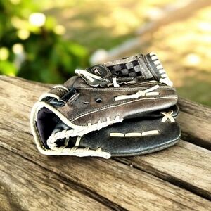 Mizuno Right-handed Baseball Glove